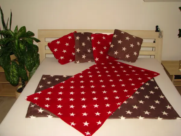 Dekoracyjne pluszowe poszewki 45 x 45 cm w gwiazdki + kocyki