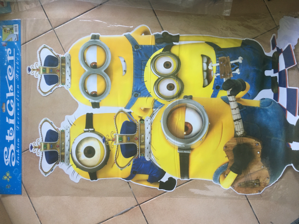 Duża naklejka na ścianę minionki