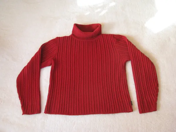 Elegancki, czerwony sweterek z golfem,  rozm. M/L   