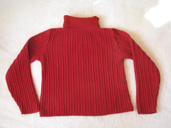 Elegancki, czerwony sweterek z golfem,  rozm. M/L   