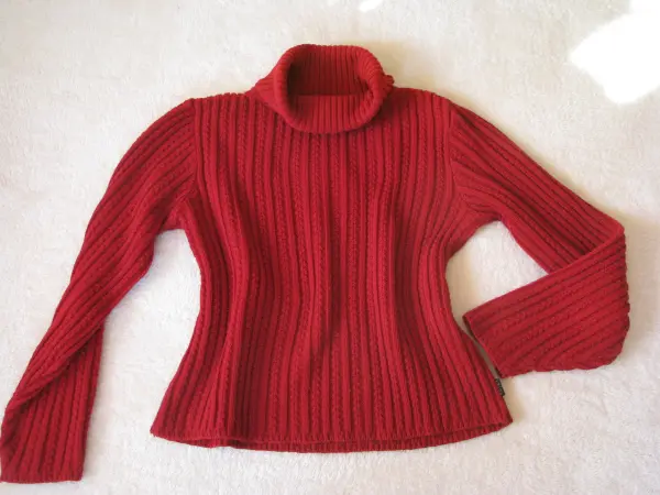 Elegancki, czerwony sweterek z golfem,  rozm. M/L   