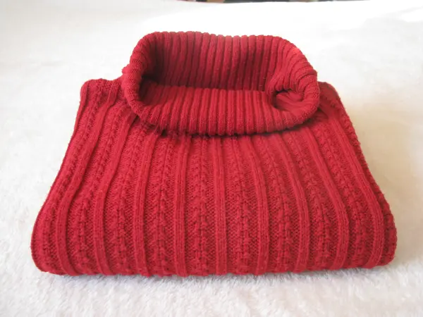Elegancki, czerwony sweterek z golfem,  rozm. M/L   