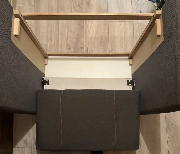 Fotel z funkcją łóżka rozkładanego z pojemnikiem na pościel