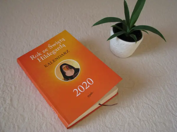 Kalendarz książkowy Rok ze Świętą Hildegardą 2020 