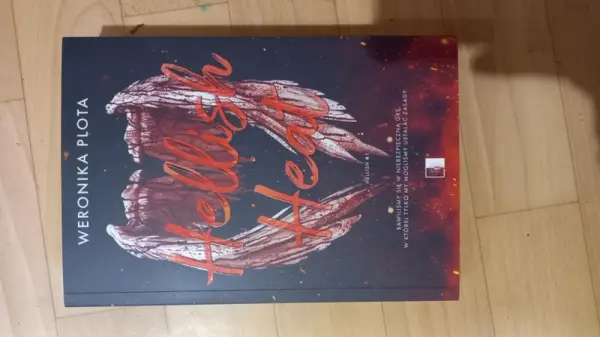 książki romantasy i młodziezowe