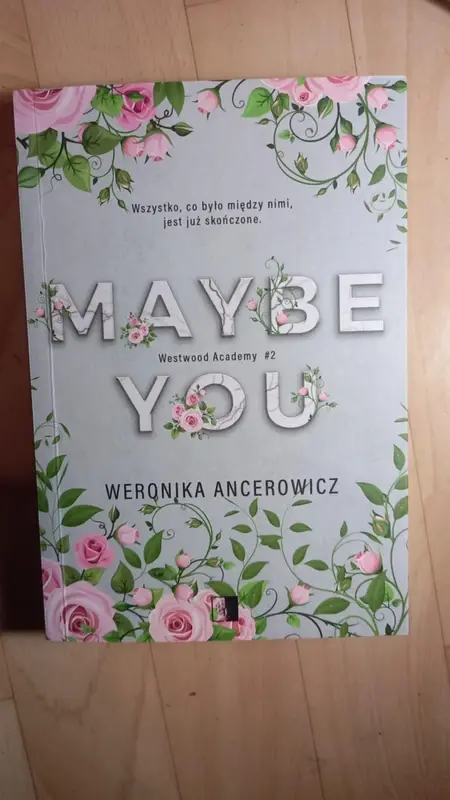 książki romantasy i młodziezowe