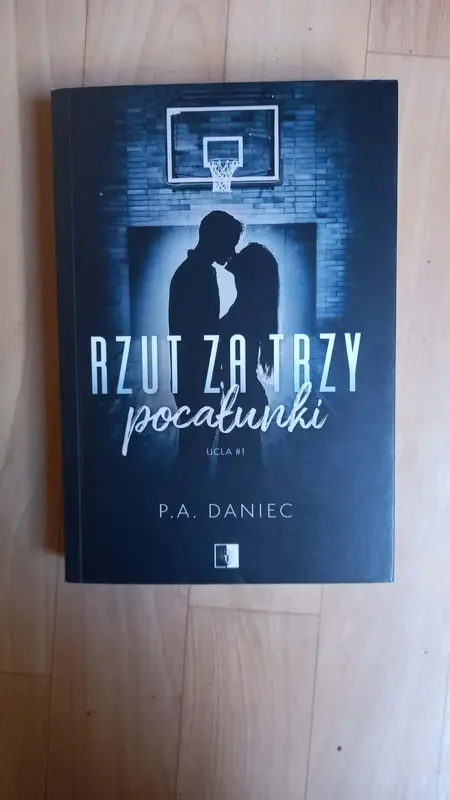 książki romantasy i młodziezowe