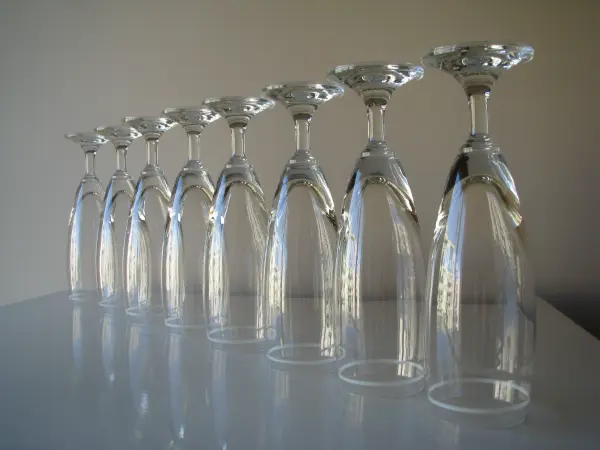 Lampki - kieliszki na wino z obwódką szampanówki 8 szt retro