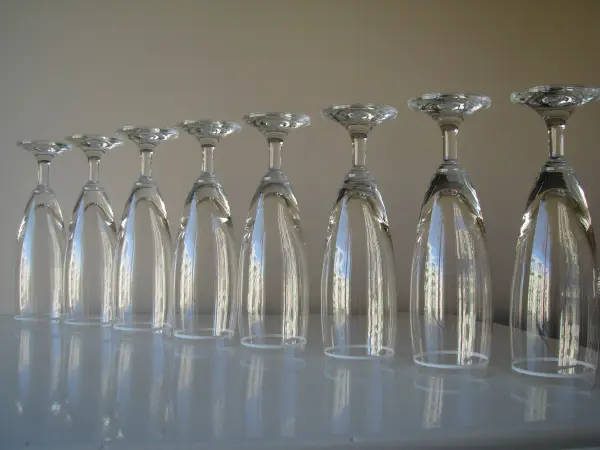 Lampki - kieliszki na wino z obwódką szampanówki 8 szt retro
