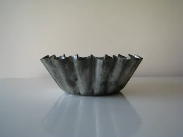 Mała, zgrabna forma metalowa na babkę PRL