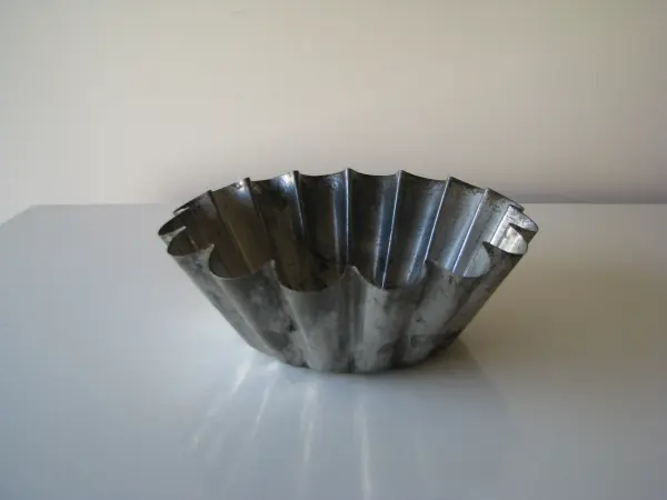 Mała, zgrabna forma metalowa na babkę PRL