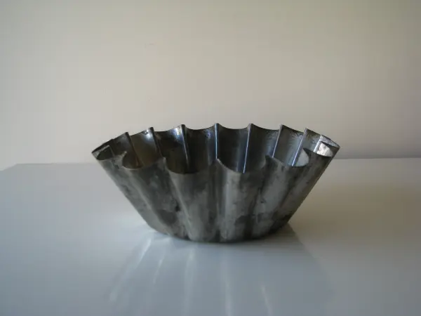 Mała, zgrabna forma metalowa na babkę PRL