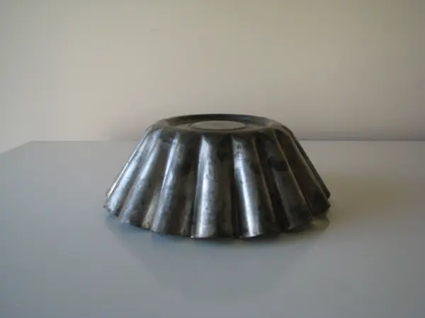 Mała, zgrabna forma metalowa na babkę PRL