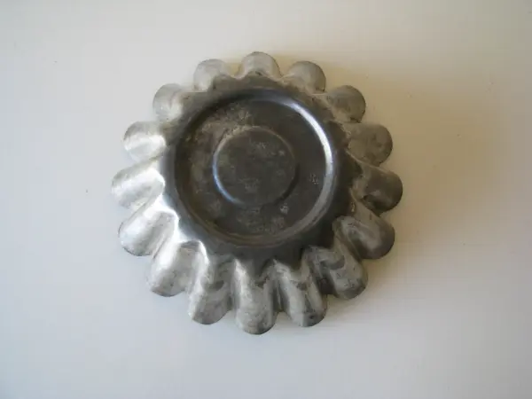 Mała, zgrabna forma metalowa na babkę PRL