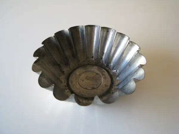 Mała, zgrabna forma metalowa na babkę PRL