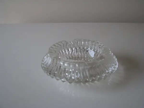 Mała zgrabna, szklana popielniczka z czasów PRL 