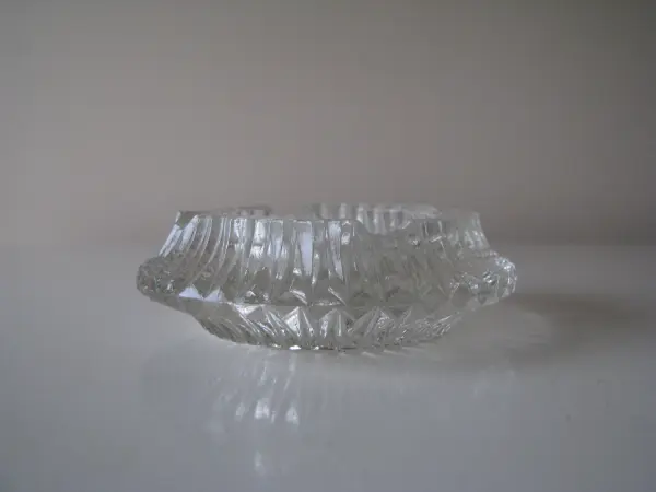 Mała zgrabna, szklana popielniczka z czasów PRL 