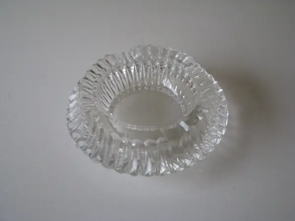 Mała zgrabna, szklana popielniczka z czasów PRL