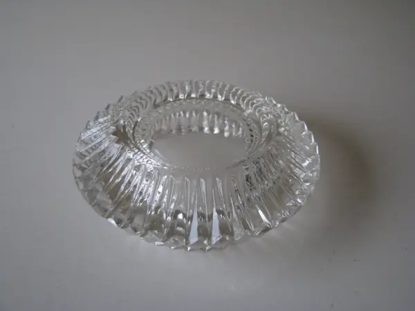 Mała zgrabna, szklana popielniczka z czasów PRL 