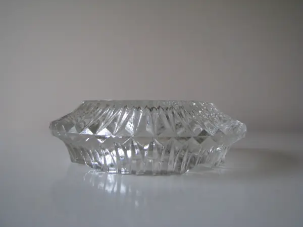 Mała zgrabna, szklana popielniczka z czasów PRL 