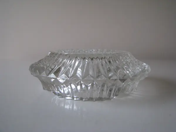 Mała zgrabna, szklana popielniczka z czasów PRL 