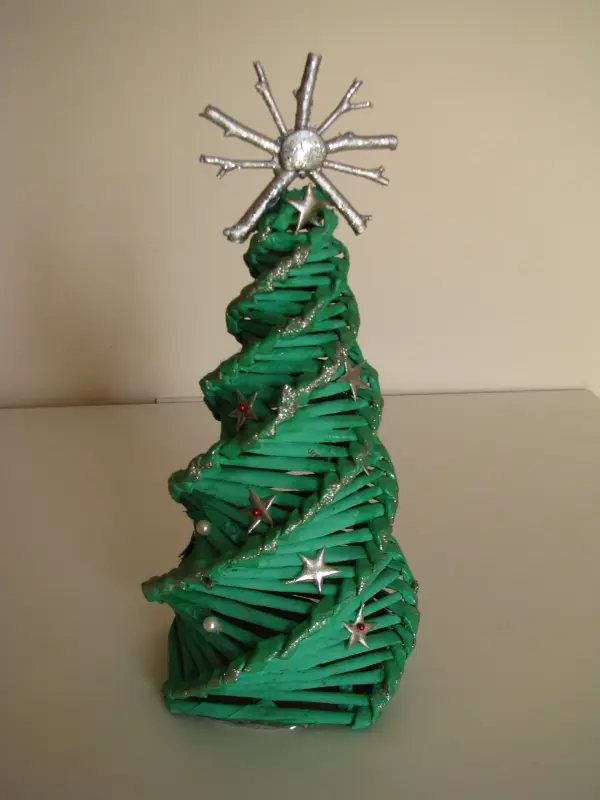 Mała zielona choinka ze srebrnymi dodatkami 26 cm stroik