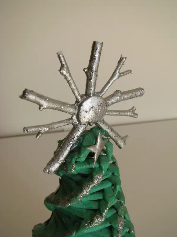 Mała zielona choinka ze srebrnymi dodatkami 26 cm stroik