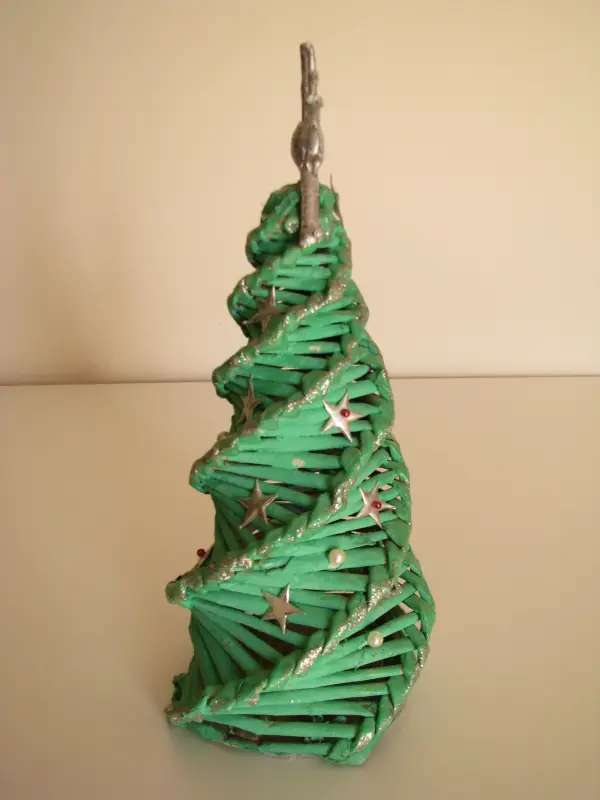 Mała zielona choinka ze srebrnymi dodatkami 26 cm stroik