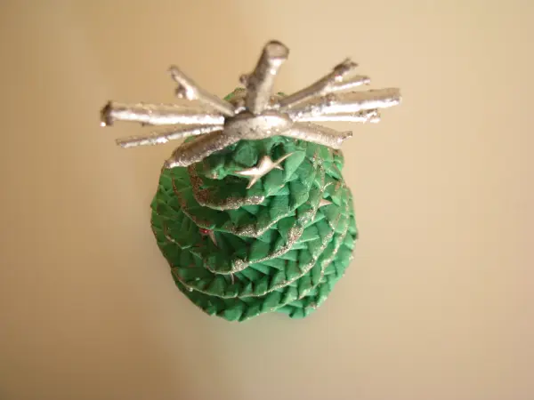 Mała zielona choinka ze srebrnymi dodatkami 26 cm stroik