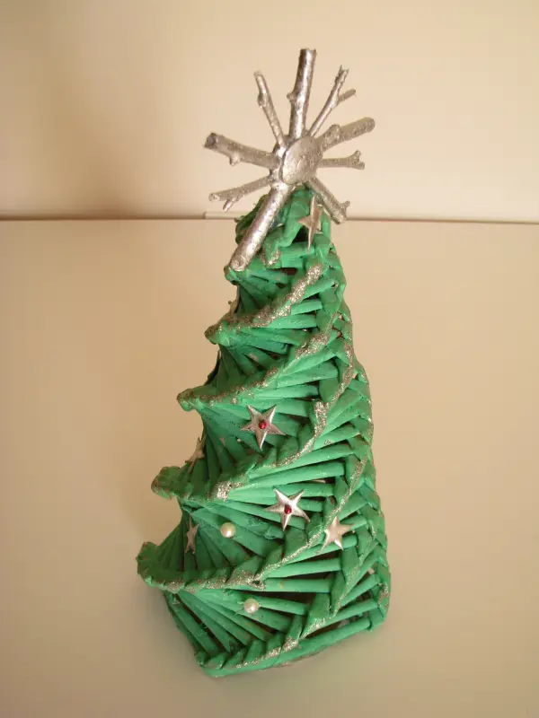 Mała zielona choinka ze srebrnymi dodatkami 26 cm stroik