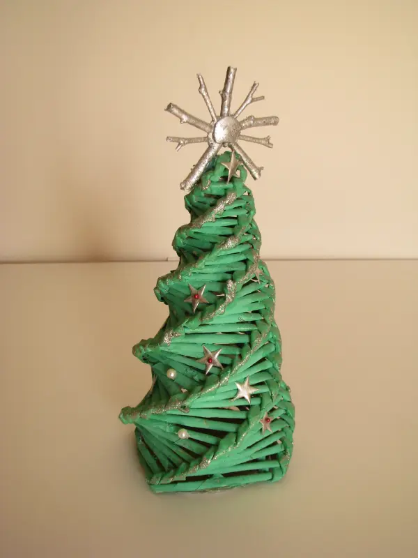 Mała zielona choinka ze srebrnymi dodatkami 26 cm stroik