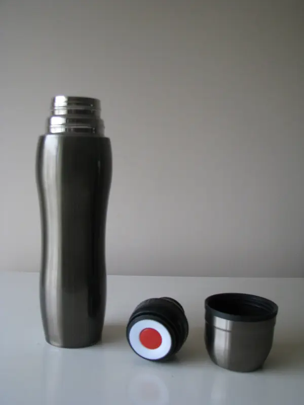 Mały stalowy termos turystyczny z kubkiem 0,4 l 
