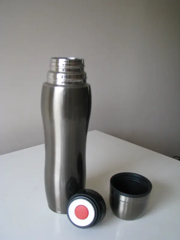 Mały stalowy termos turystyczny z kubkiem 0,4 l 