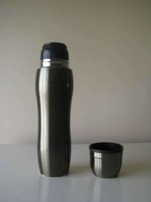 Mały stalowy termos turystyczny z kubkiem 0,4 l 