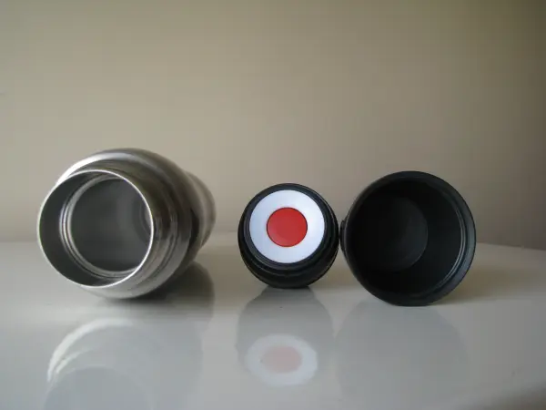 Mały stalowy termos turystyczny z kubkiem 0,4 l 