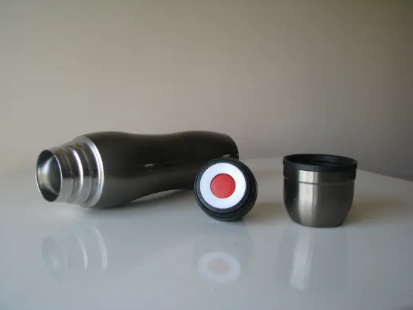 Mały stalowy termos turystyczny z kubkiem 0,4 l 