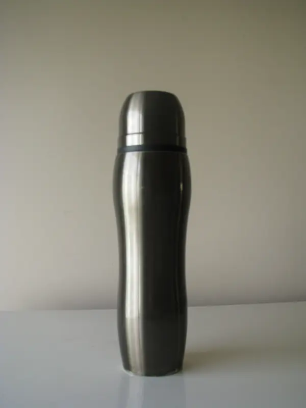 Mały stalowy termos turystyczny z kubkiem 0,4 l 