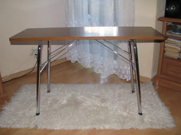 Mały, zgrabny, składany stolik przenośny, biurko, ława 