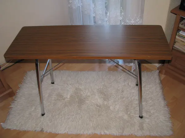 Mały, zgrabny, składany stolik przenośny, biurko, ława 