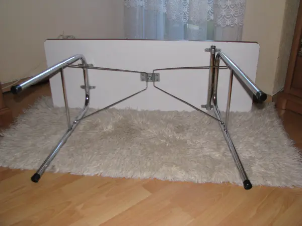 Mały, zgrabny, składany stolik przenośny, biurko, ława 