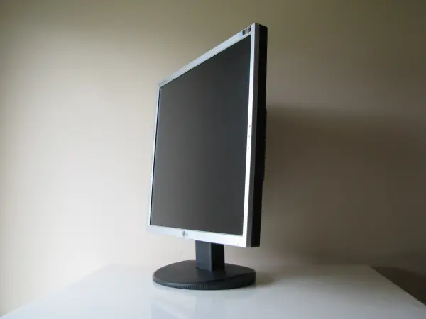 Monitor LCD do komputera LG Flatron L1952S 19 cali 