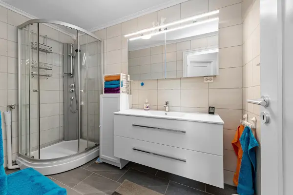 Naprawa wycieku z kabiny prysznicowej, hydraulik, tel. 504-7