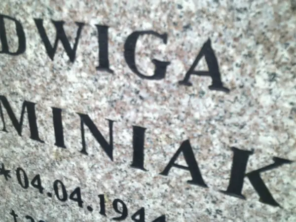 Odnawianie, renowacja, złocenie liter i napisów na grobie. 