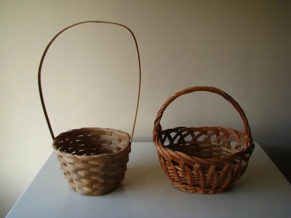 Owalny koszyk wiklinowy z ażurowym splotem na święconkę