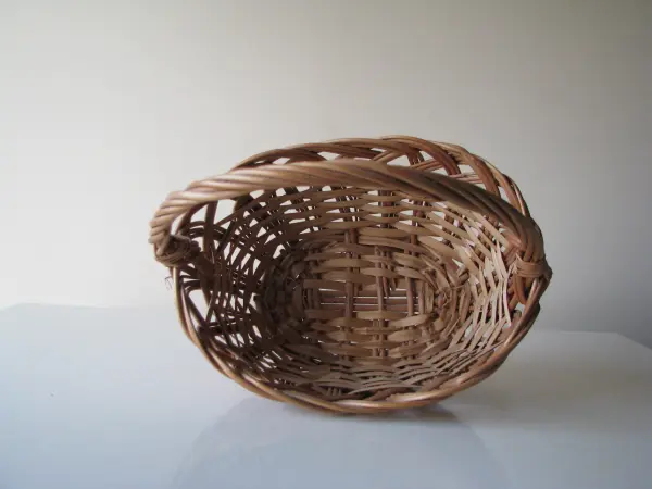 Owalny koszyk wiklinowy z ażurowym splotem na święconkę