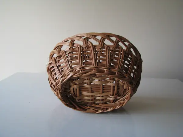 Owalny koszyk wiklinowy z ażurowym splotem na święconkę