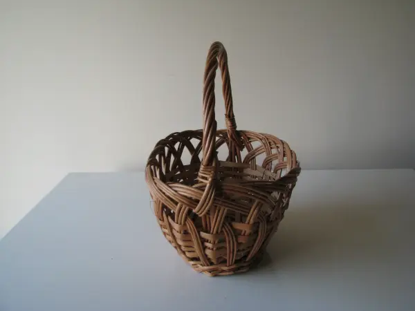 Owalny koszyk wiklinowy z ażurowym splotem na święconkę