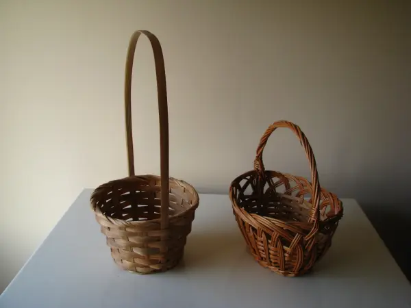 Ozdobny koszyk wiklinowy – osłonka na kwiaty, święconkę 