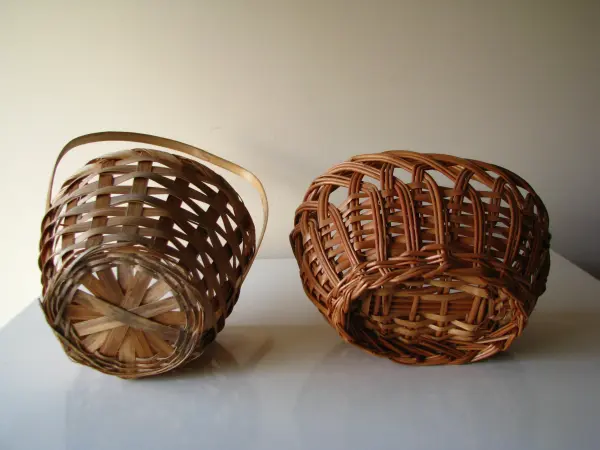 Ozdobny koszyk wiklinowy – osłonka na kwiaty, święconkę 