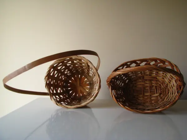 Ozdobny koszyk wiklinowy – osłonka na kwiaty, święconkę 